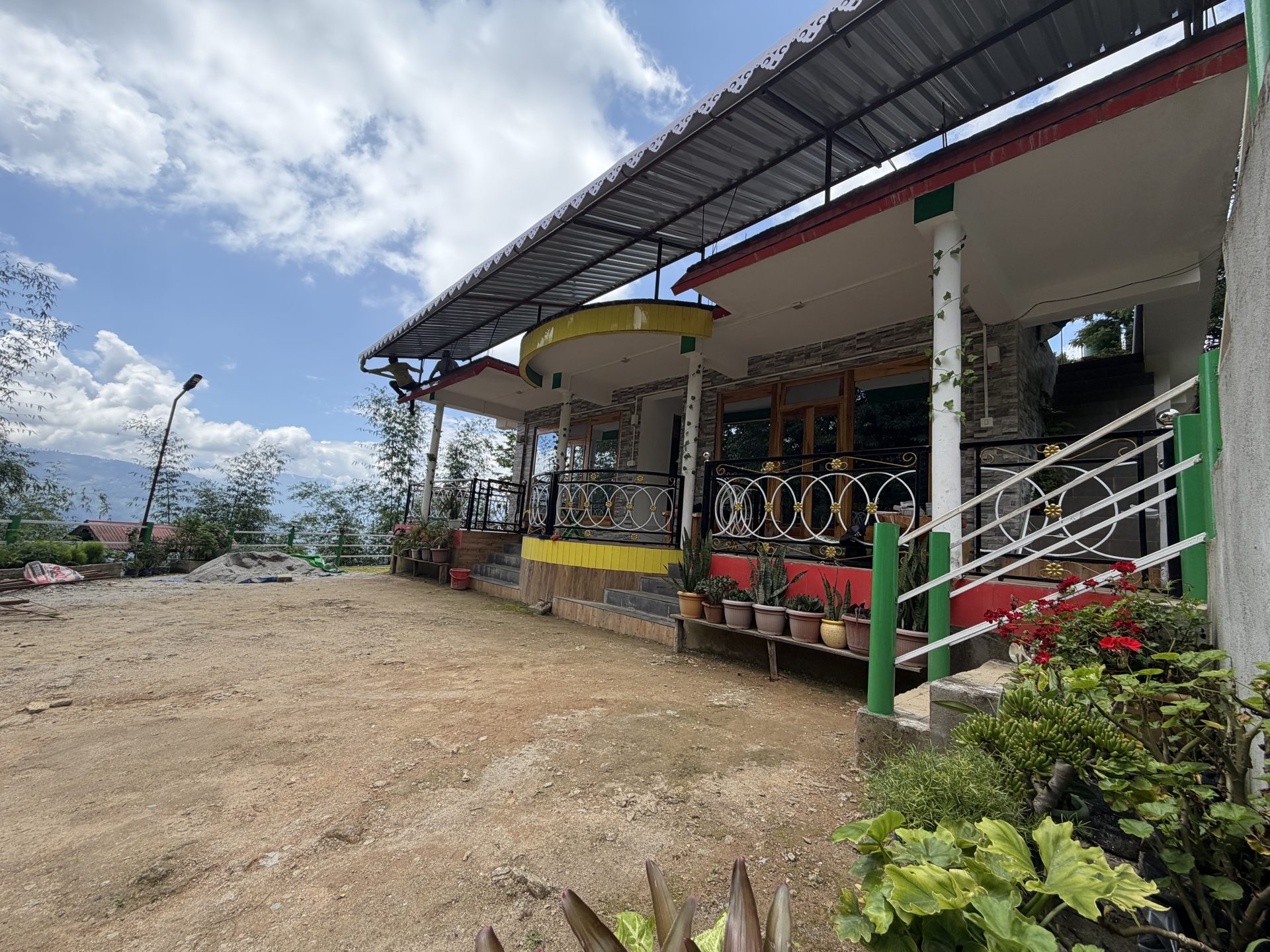 Kepchaki Stay homestay exterior and mountain-view garden